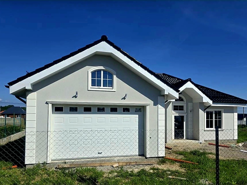 Секционные ворота DoorHan в Южно-Сахалинске с установкой