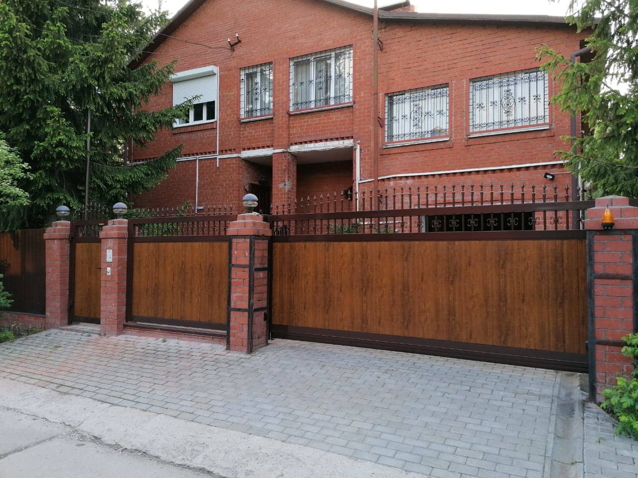 Уличные ворота DoorHan в Южно-Сахалинске с установкой