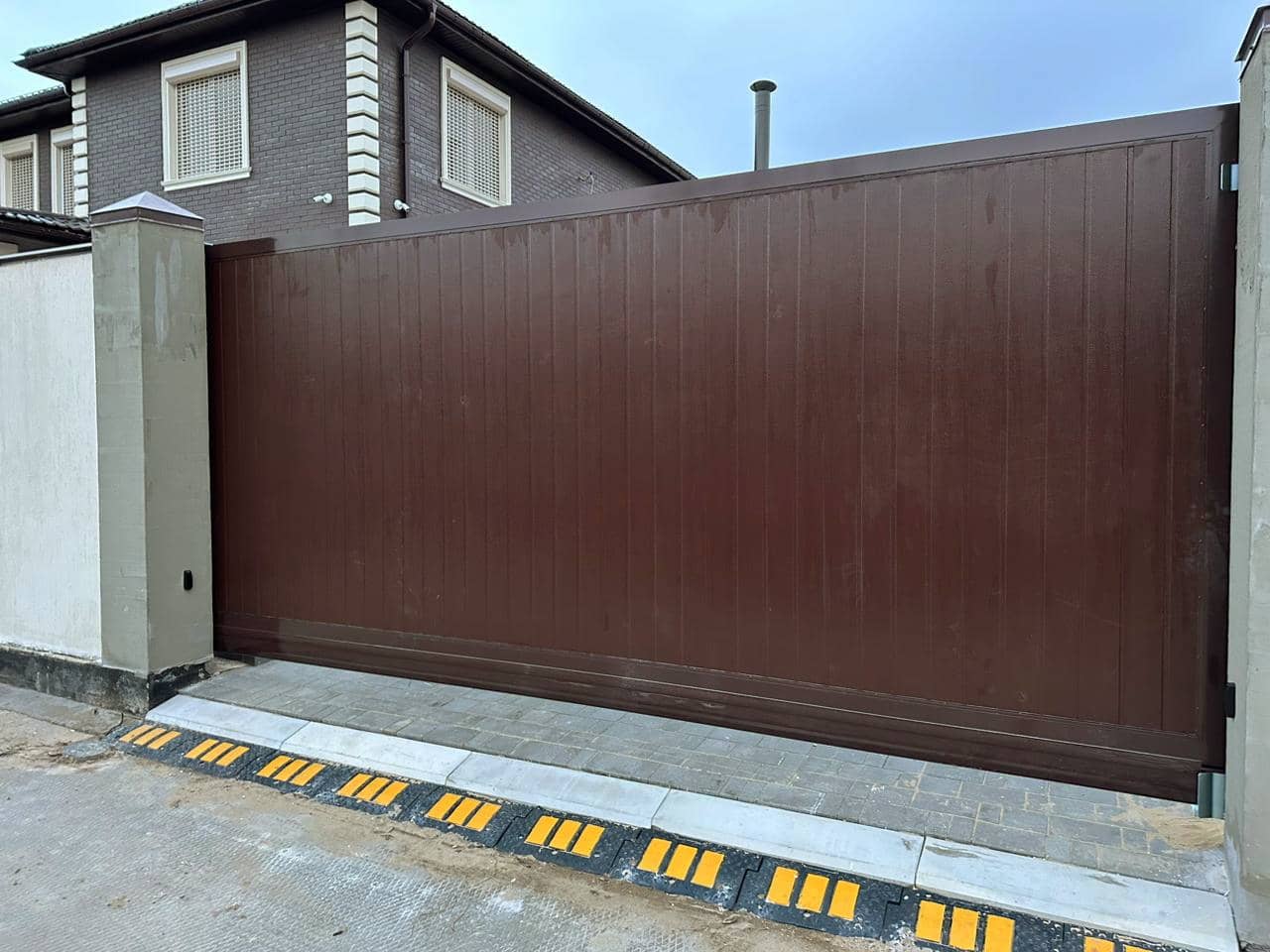 Уличные ворота DoorHan в Южно-Сахалинске с установкой